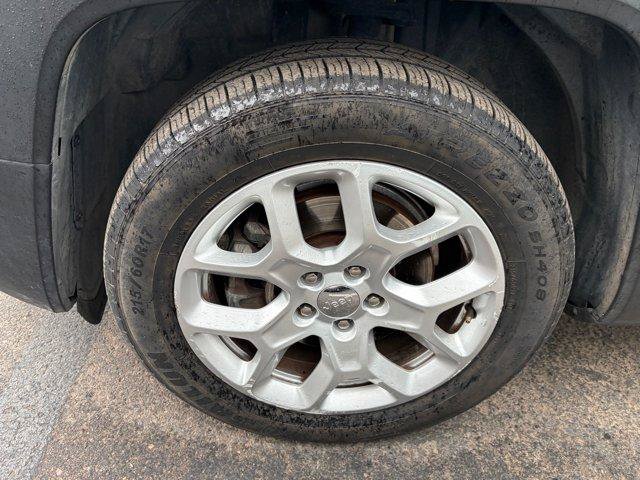 Used 2015 Jeep Renegade Latitude w/ Popular Equipment Group FWD image 6