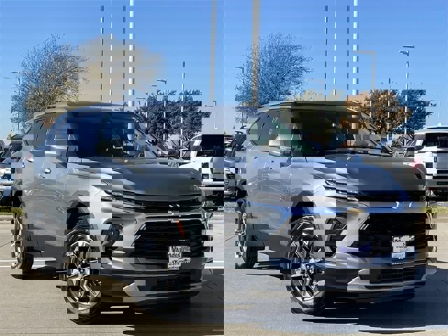 Used 2025 Chevrolet Blazer LT image 2