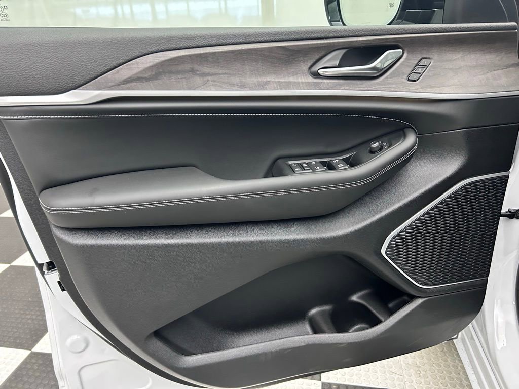 New 2026 Jeep Grand Cherokee L Limited AWD/4WD image 10