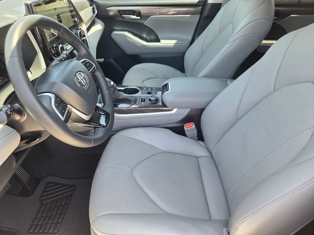 Certified 2026 Toyota Highlander Limited AWD/4WD image 11