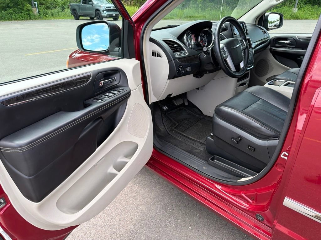 Used 2014 Chrysler Town & Country Touring FWD image 10