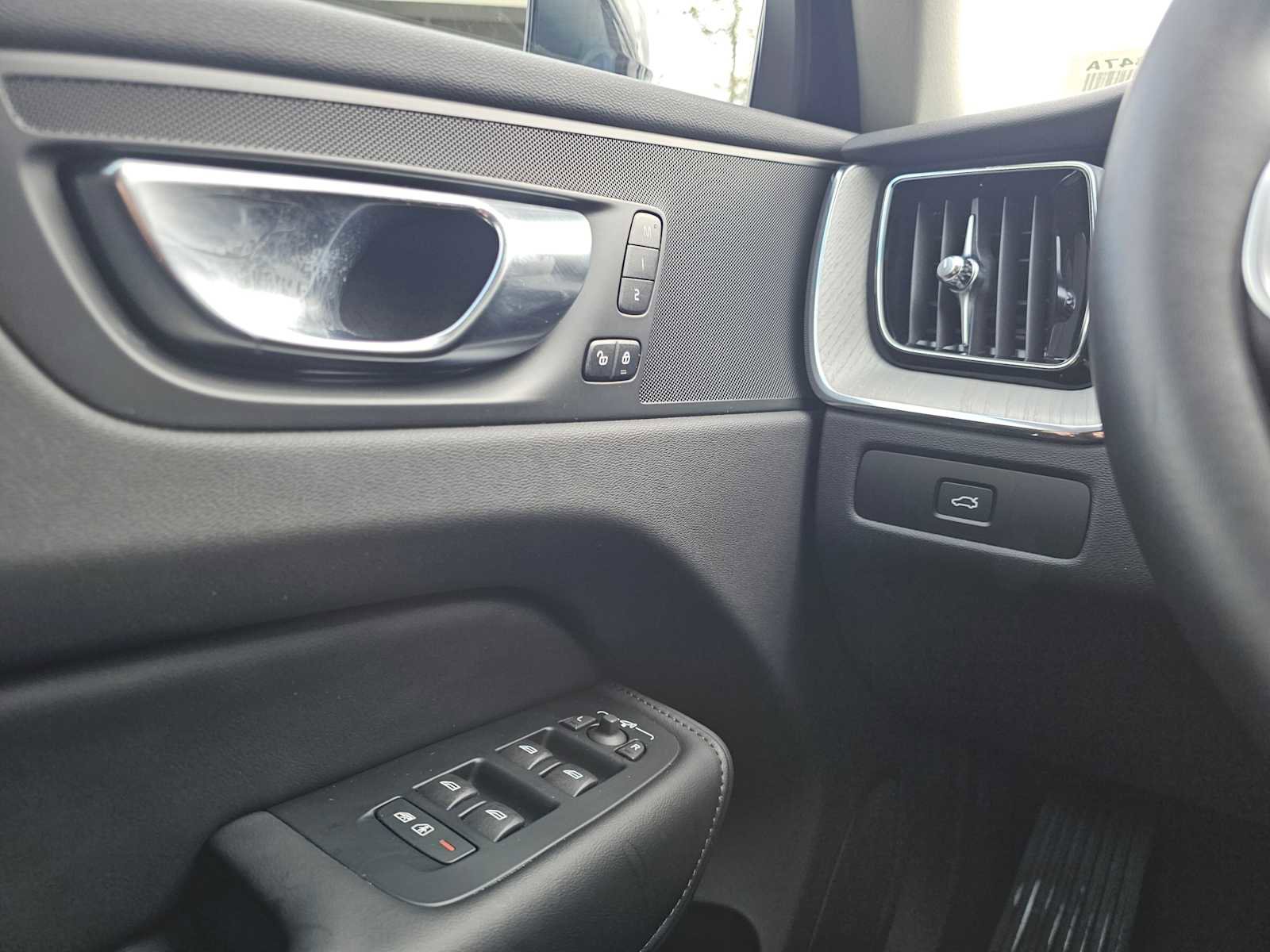 Certified 2025 Volvo XC60 B5 Plus image 32