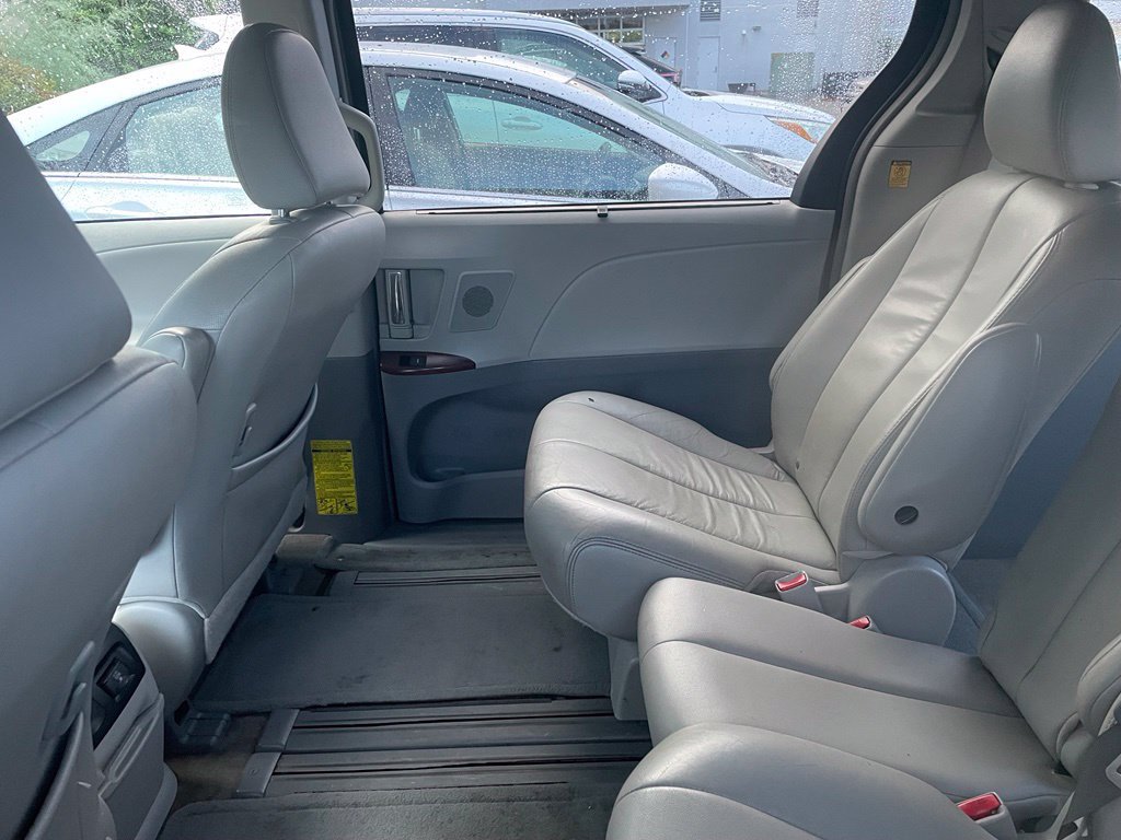 Used 2013 Toyota Sienna XLE w/ Premium Pkg FWD image 11