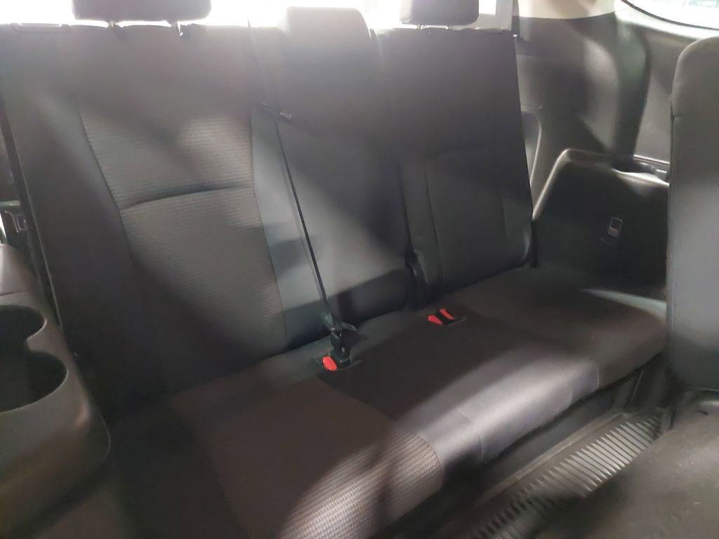 Used 2023 Toyota Highlander LE AWD/4WD image 12