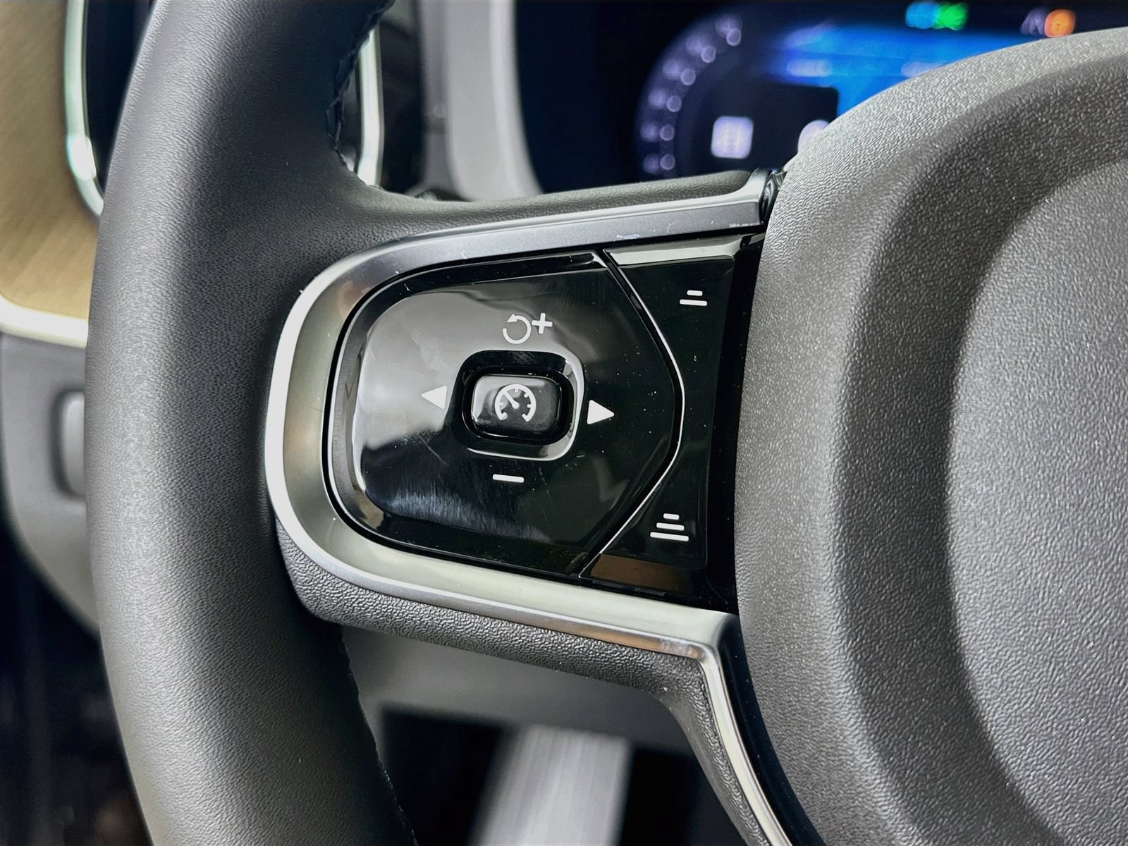 New 2026 Volvo XC60 T8 Ultra w/ Protection Package Premier AWD/4WD image 18