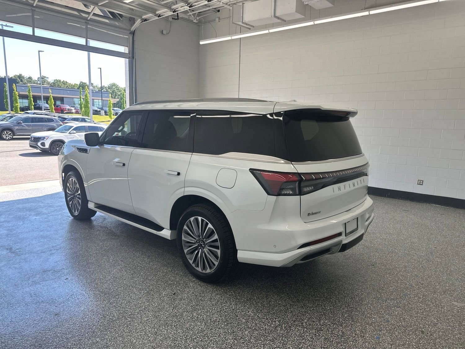 Used 2025 INFINITI QX80 Sensory AWD/4WD image 2