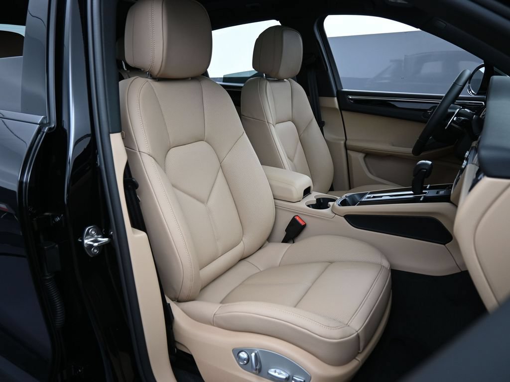 Certified 2026 Porsche Macan AWD/4WD image 31