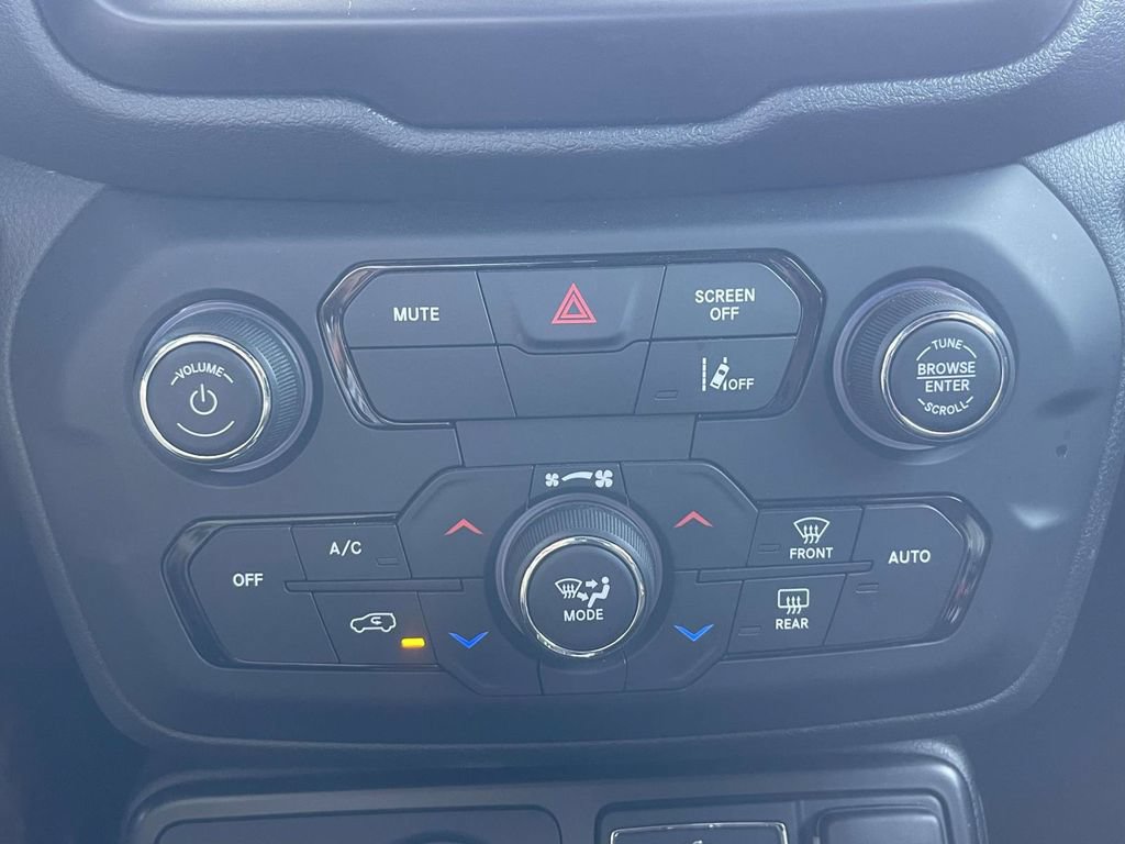 Used 2023 Jeep Renegade Latitude AWD/4WD image 29