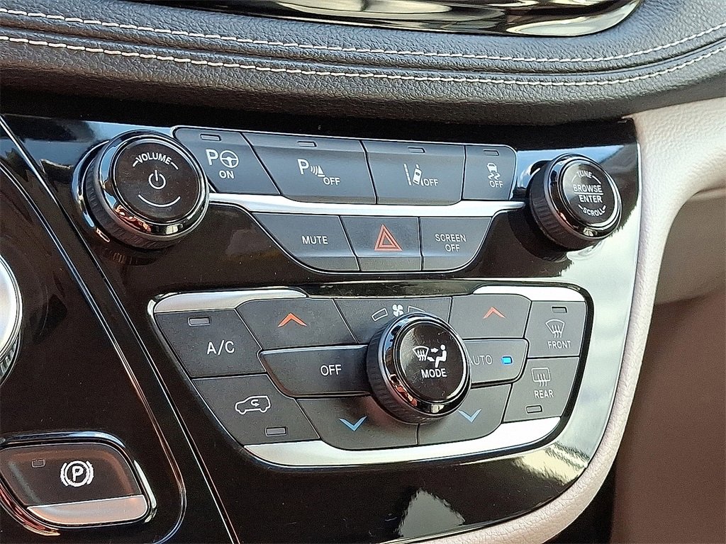 Used 2022 Chrysler Pacifica Touring-L w/ Uconnect Theater Family Group image 16