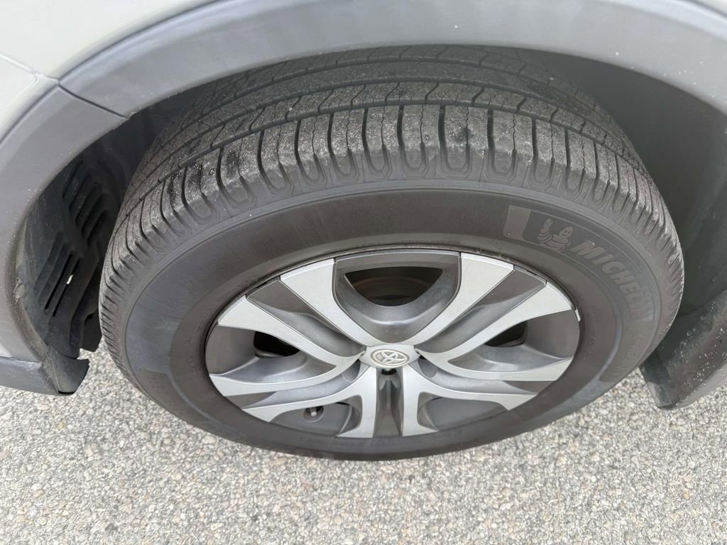 Used 2025 Toyota Corolla Cross XLE w/ Convenience Package image 11