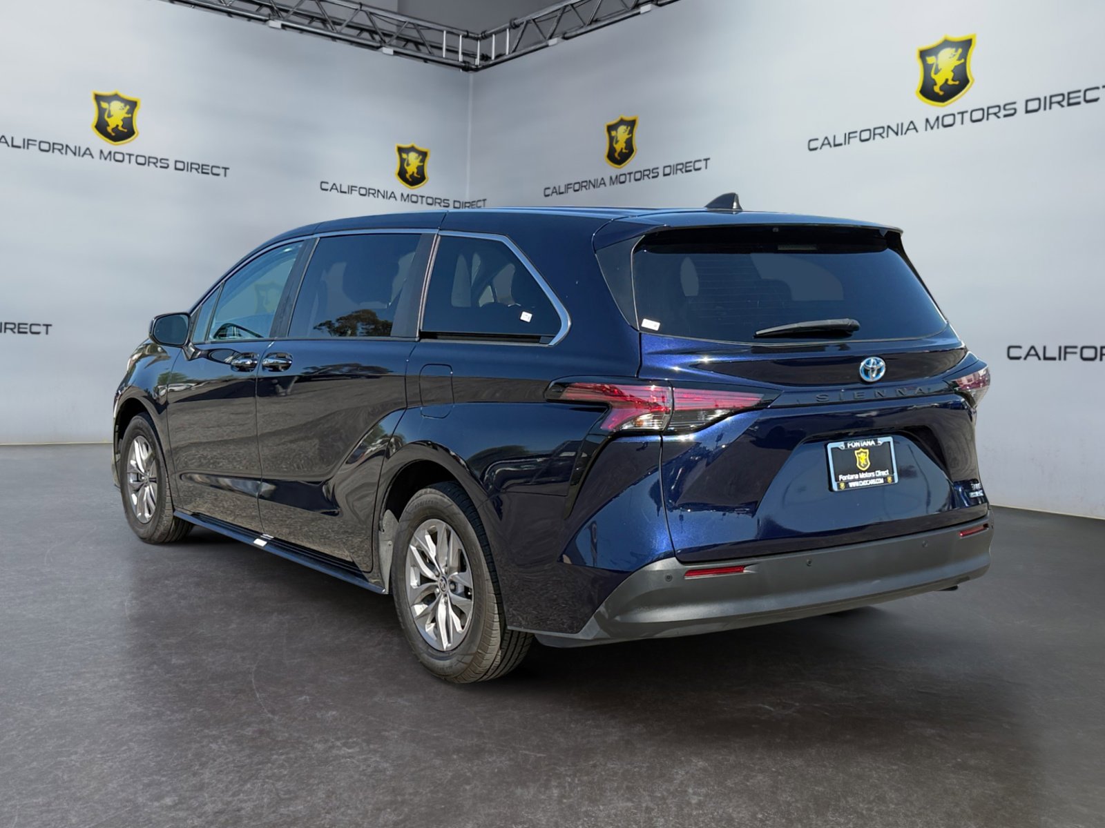 Used 2022 Toyota Sienna XLE image 3