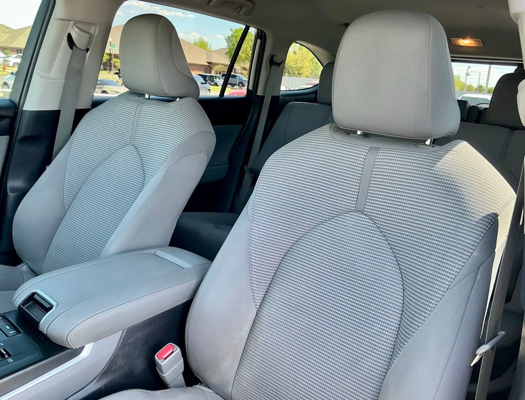 Used 2021 Toyota Highlander LE image 40