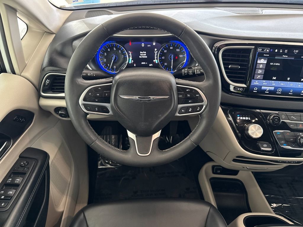 Used 2023 Chrysler Pacifica Touring-L FWD image 13