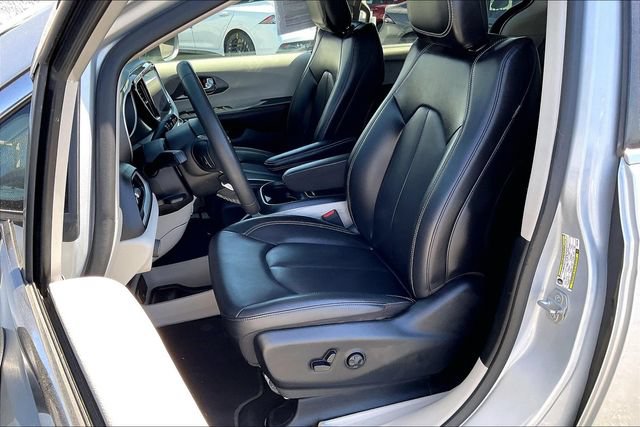 Used 2023 Chrysler Pacifica Touring-L FWD image 24