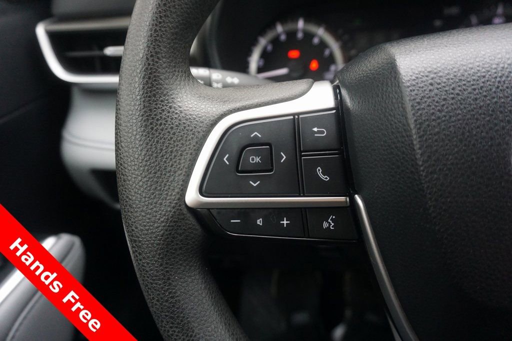 Used 2023 Toyota Highlander L image 4