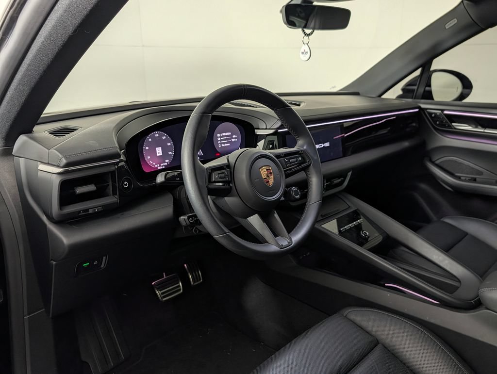Certified 2025 Porsche Macan 4S Electric AWD/4WD image 4