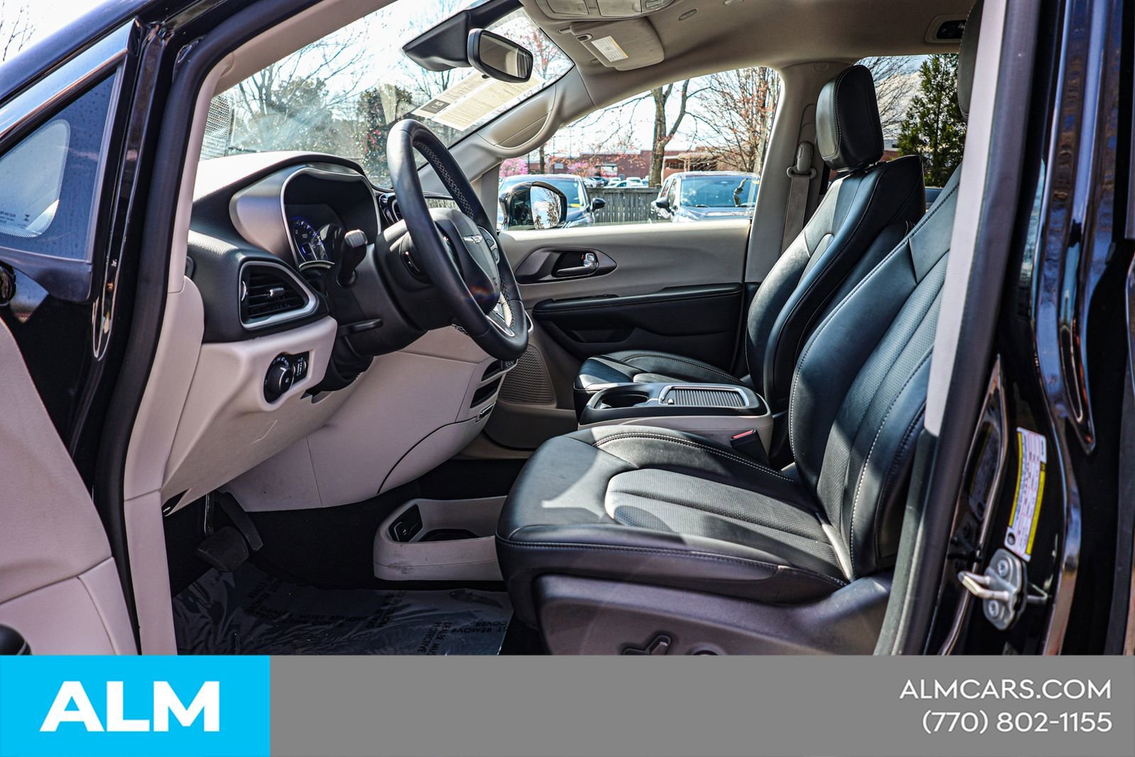 Used 2024 Chrysler Pacifica Touring-L image 18