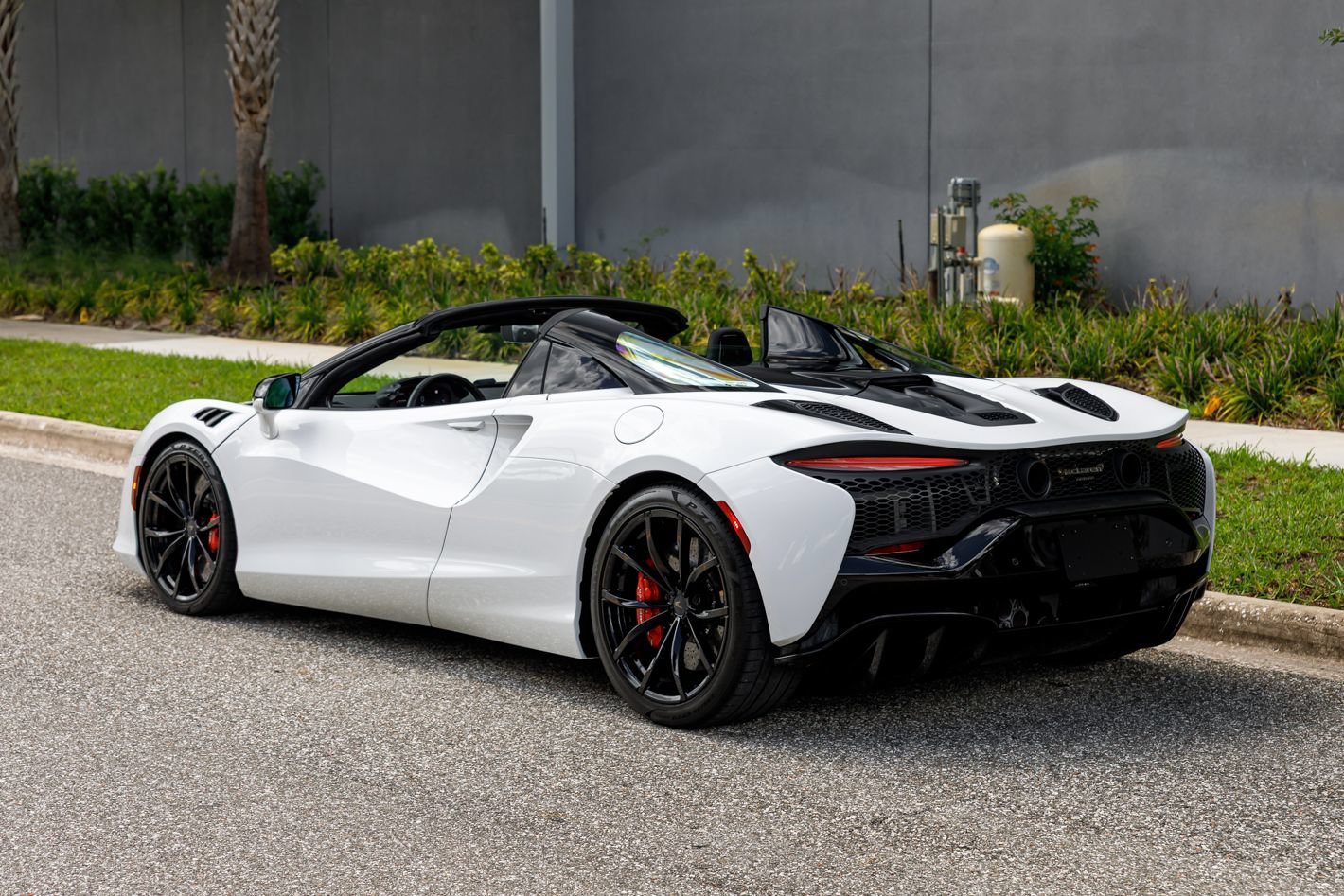 Used 2025 McLaren Artura Spider RWD image 26