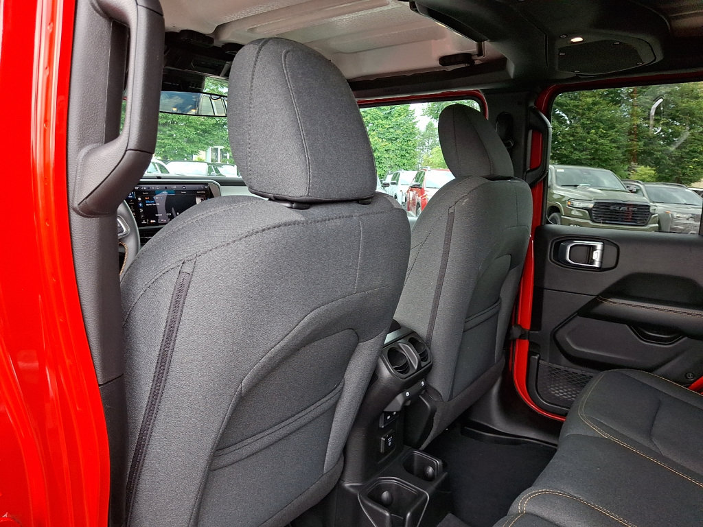 Used 2025 Jeep Wrangler Unlimited Sahara AWD/4WD image 21