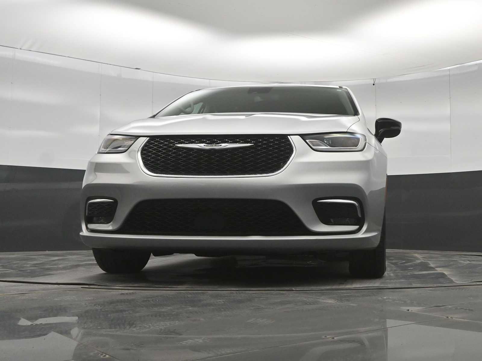 Used 2024 Chrysler Pacifica Touring-L FWD image 39