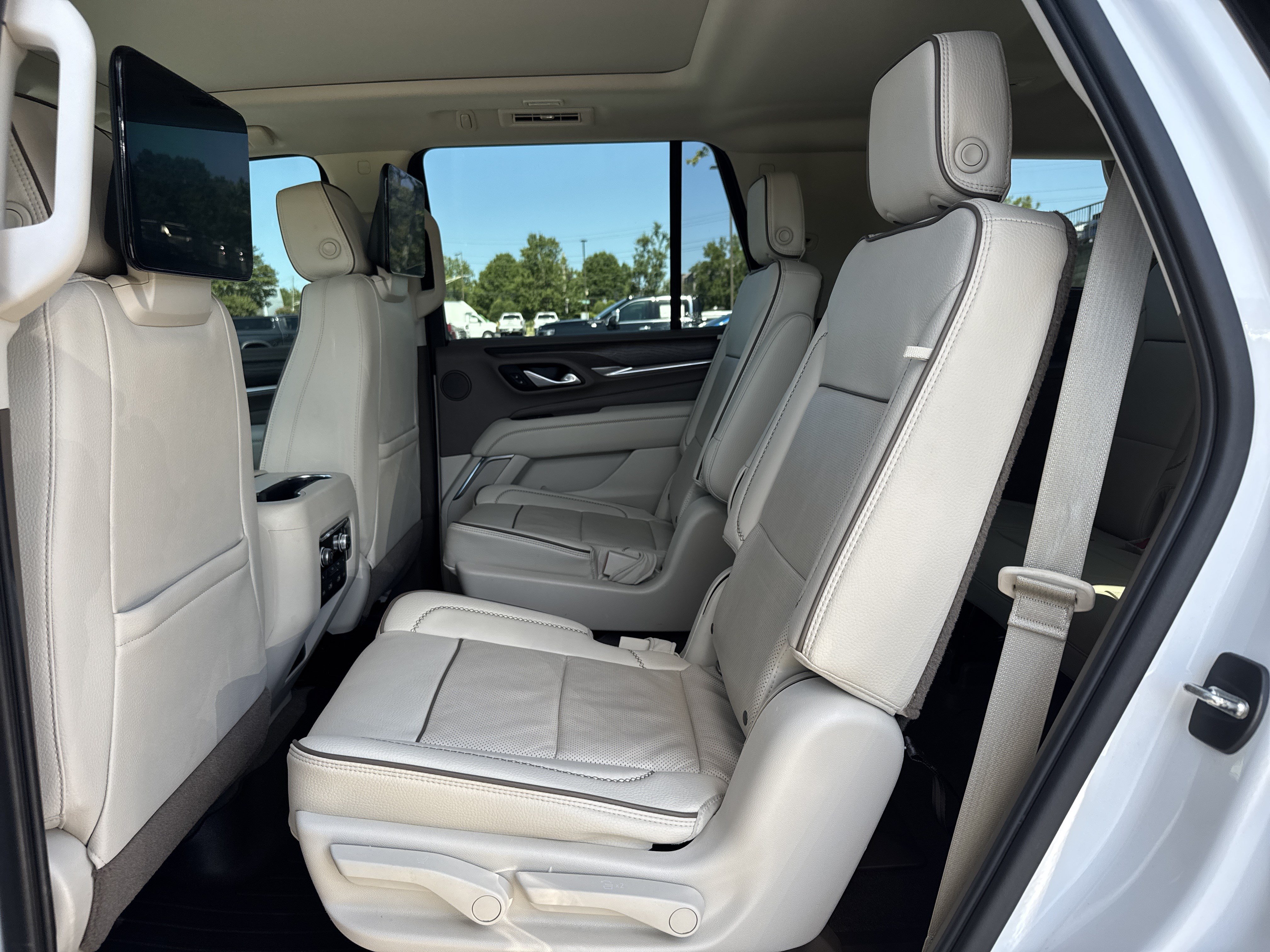 Used 2021 GMC Yukon Denali w/ Denali Premium Package AWD/4WD image 34