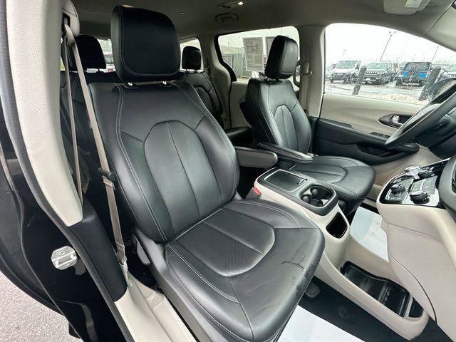 Certified 2024 Chrysler Pacifica Touring-L image 25