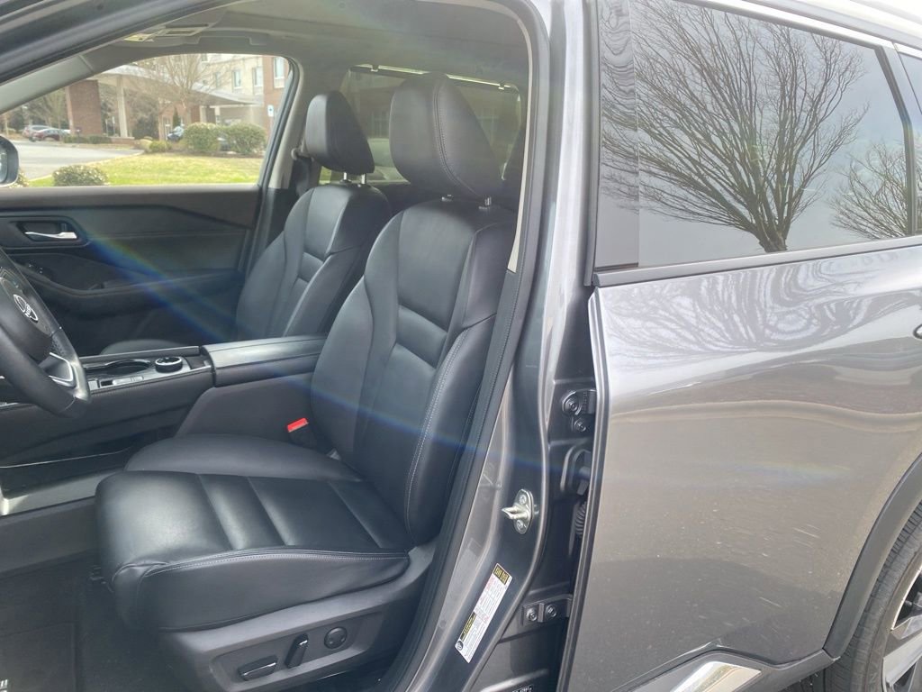 Used 2023 Nissan Rogue SL w/ SL Premium Package image 13