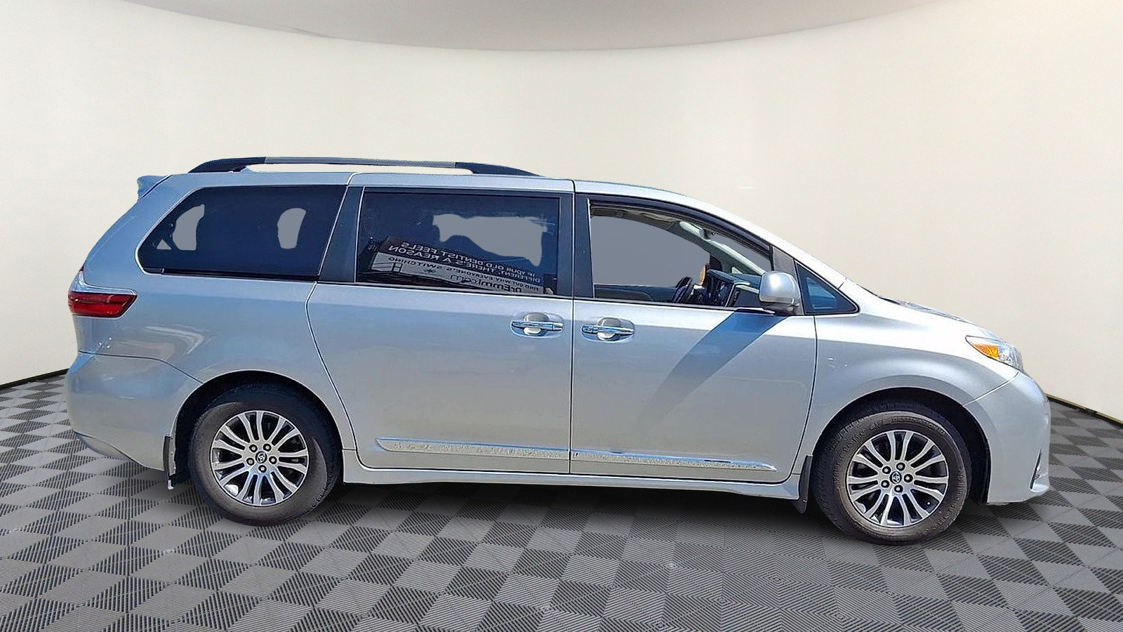 Used 2019 Toyota Sienna XLE w/ XLE Navigation Package FWD image 9