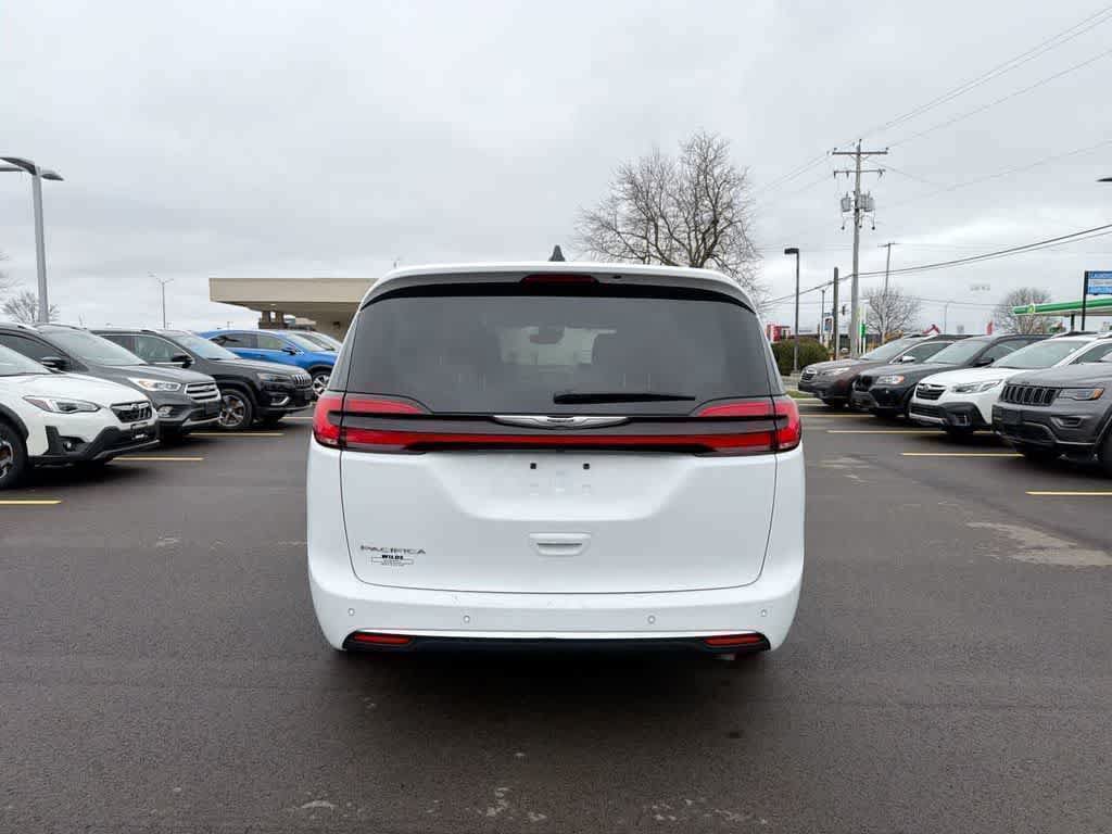 Used 2024 Chrysler Pacifica Touring-L FWD image 12