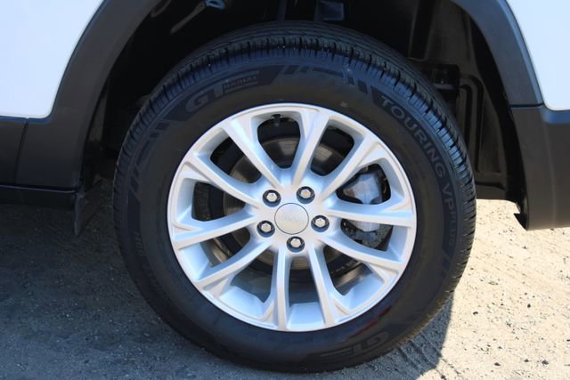 Used 2019 Jeep Cherokee Latitude w/ Popular Appearance Group image 8