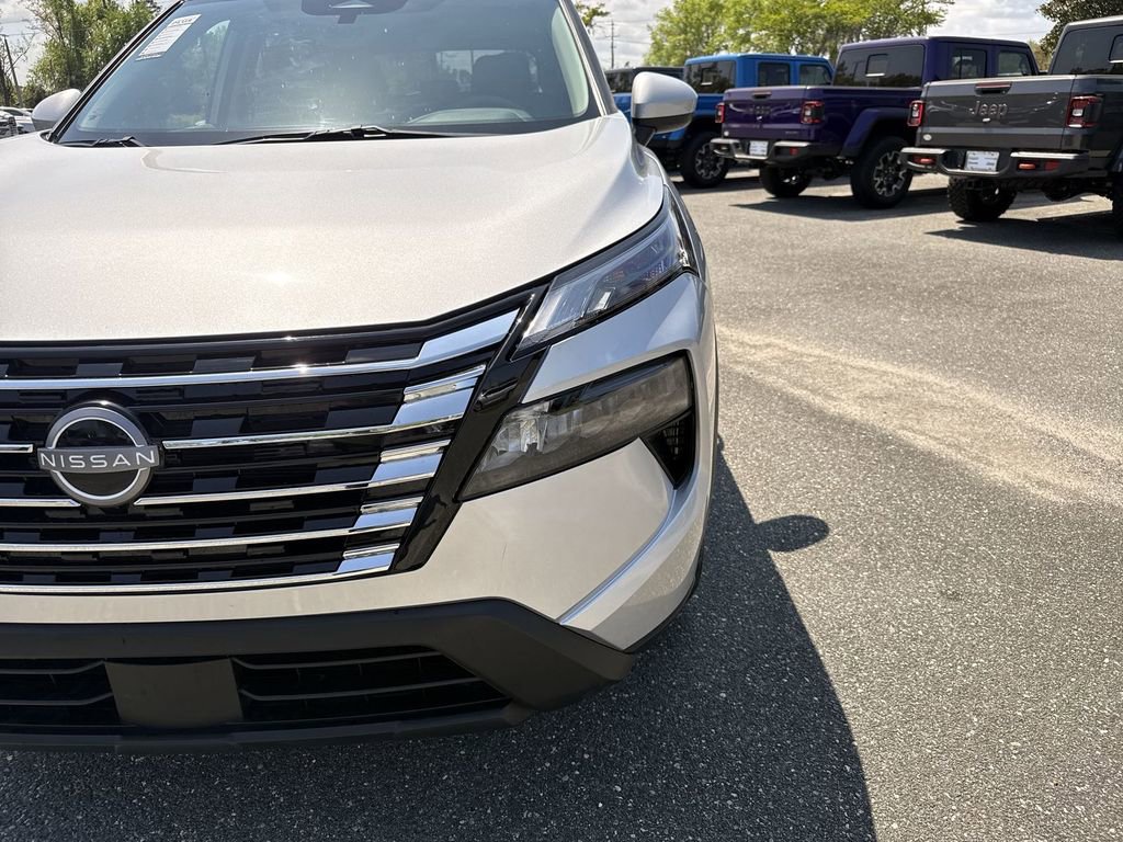 Used 2025 Nissan Rogue SV image 9