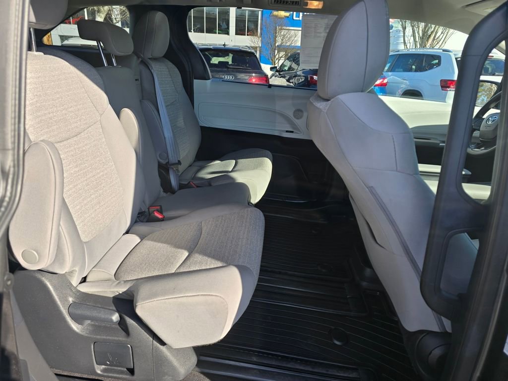 Used 2025 Toyota Sienna LE image 13