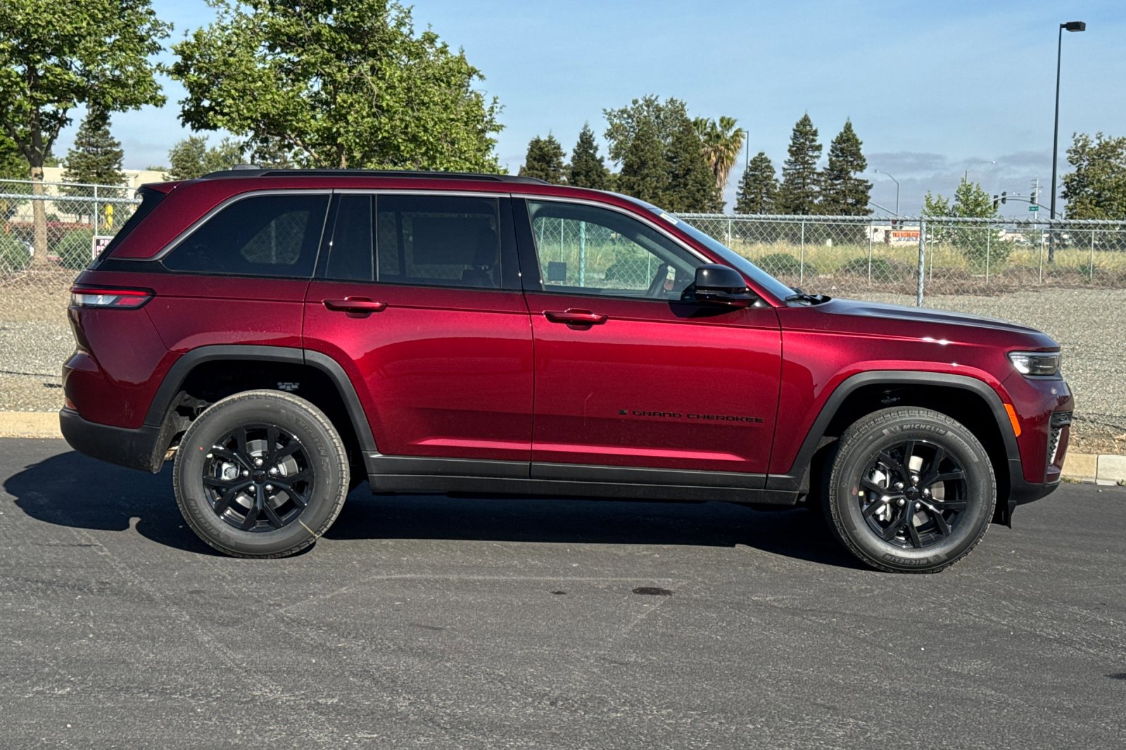 New 2026 Jeep Grand Cherokee Altitude AWD/4WD image 2