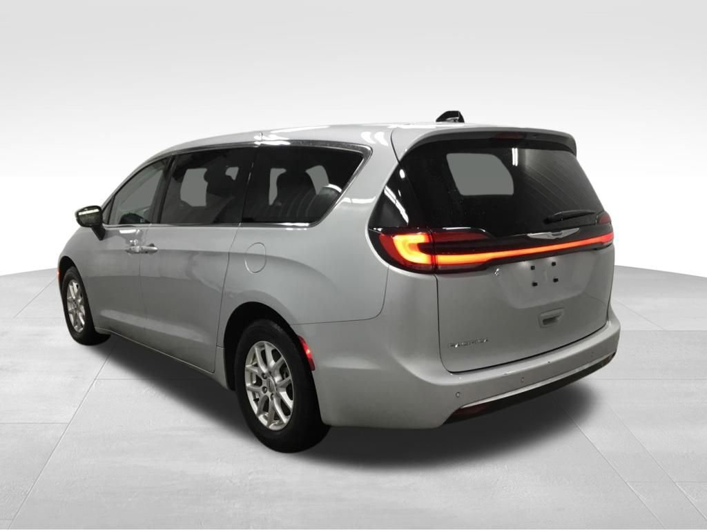 Used 2023 Chrysler Pacifica Touring-L image 13