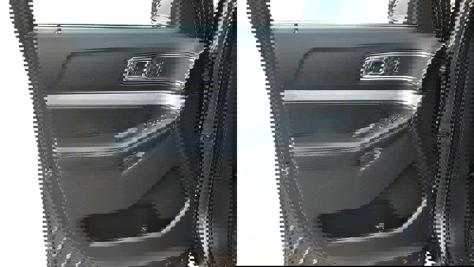 Used 2016 Ford Explorer XLT w/ Equipment Group 202A image 9