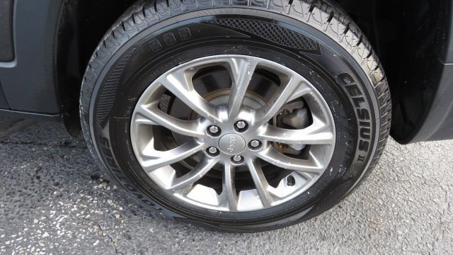 Used 2019 Jeep Cherokee Latitude Plus w/ Comfort/Convenience Group image 29