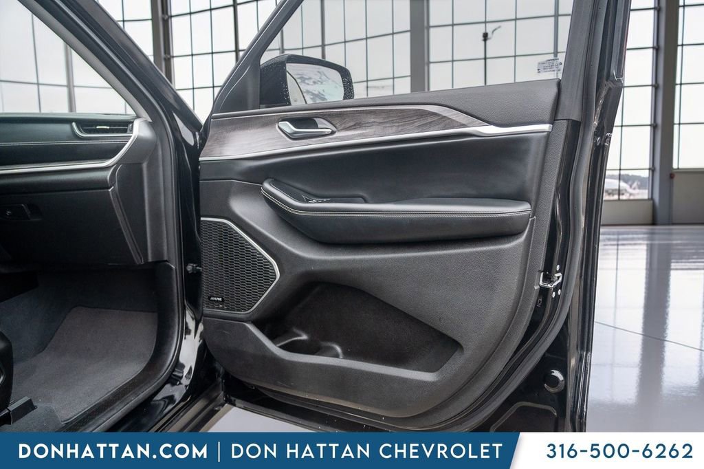 Used 2023 Jeep Grand Cherokee Limited w/ Black Appearance Package AWD/4WD image 29