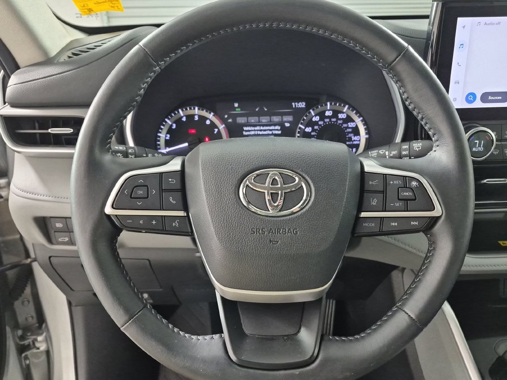 Used 2024 Toyota Highlander XLE FWD image 13