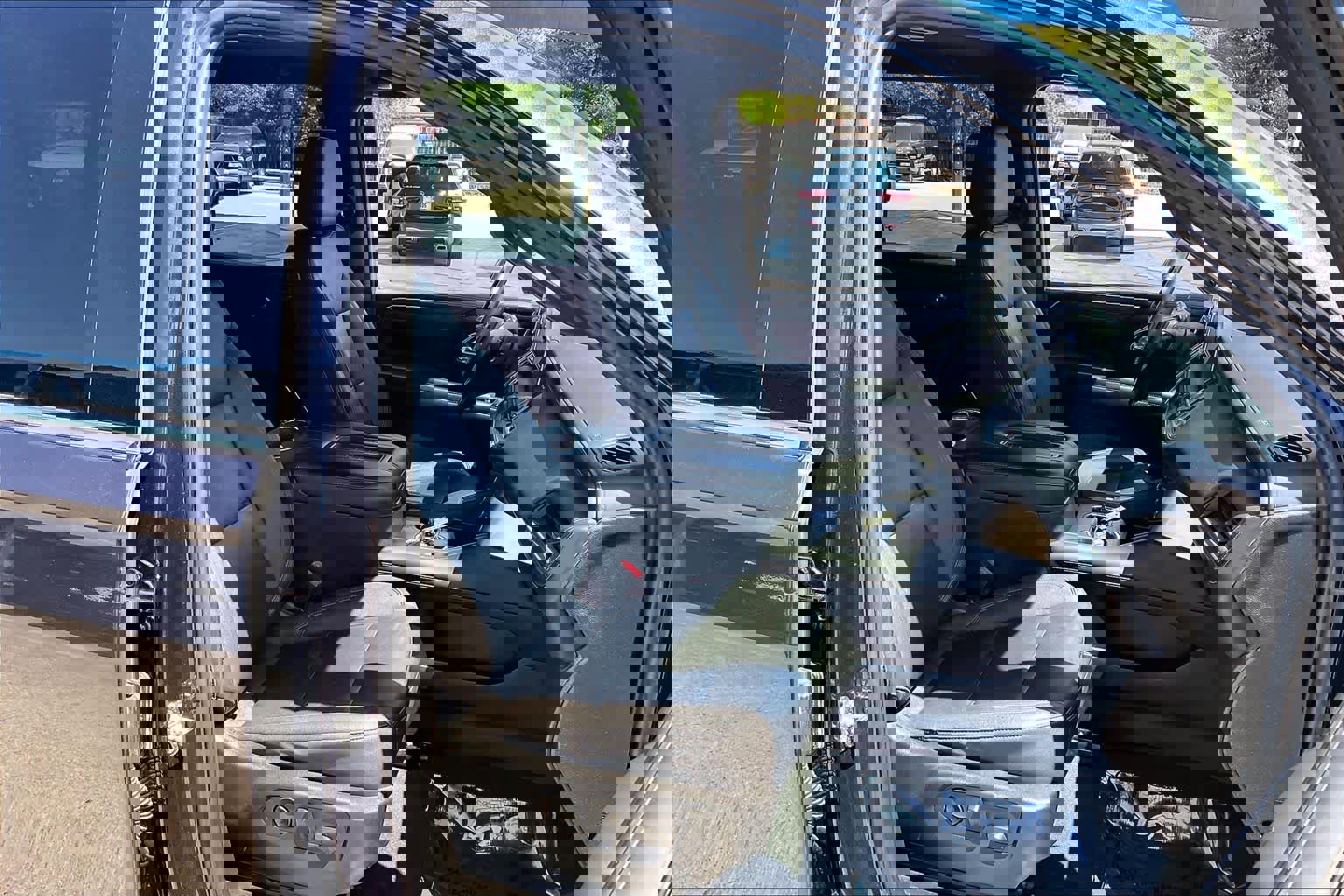 Used 2023 Chevrolet Suburban LT w/ Luxury Package image 8