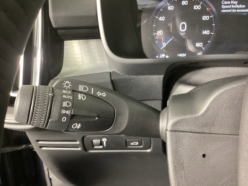 Used 2021 Volvo XC40 T5 Momentum w/ Premium Package image 22