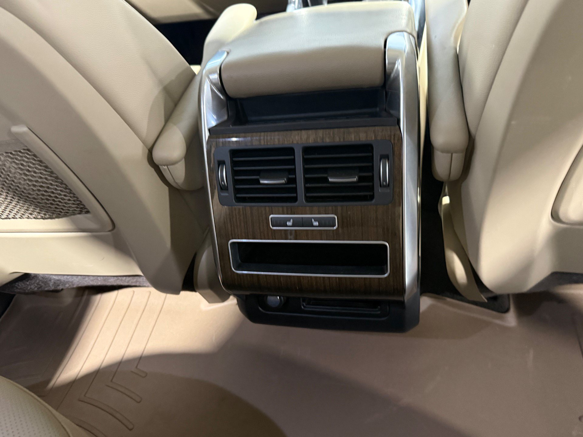 Used 2017 Land Rover Range Rover Sport SE AWD/4WD image 32