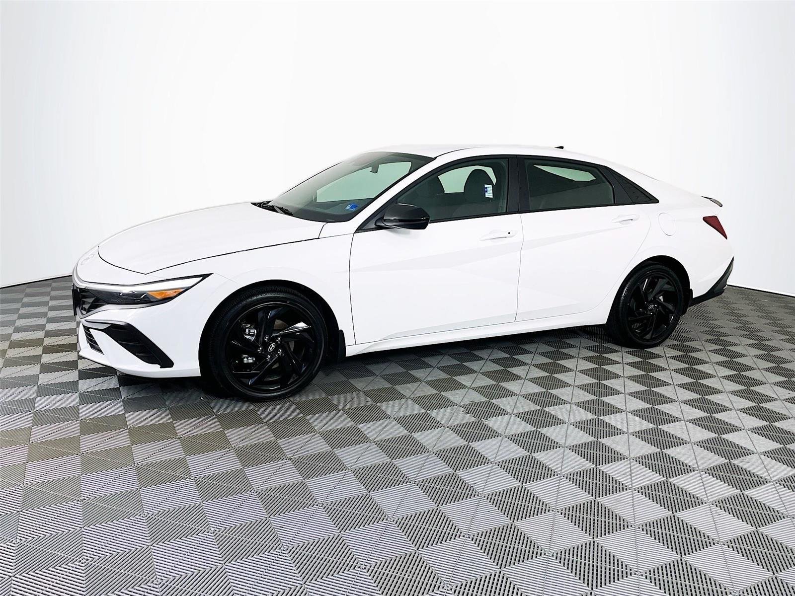 Used 2026 Hyundai Elantra SEL FWD image 4