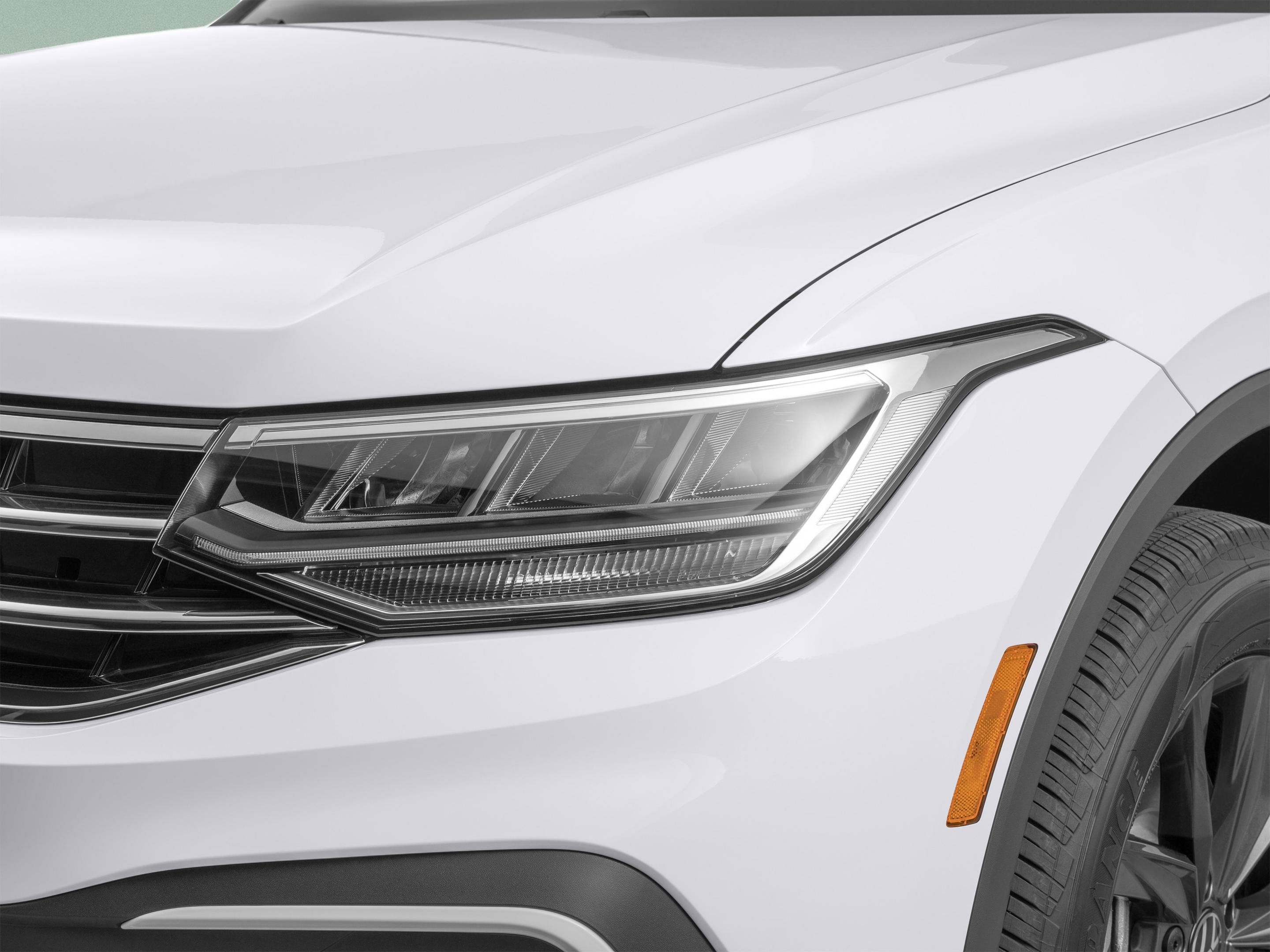 Used 2024 Volkswagen Tiguan SE w/ Panoramic Sunroof Package FWD image 50