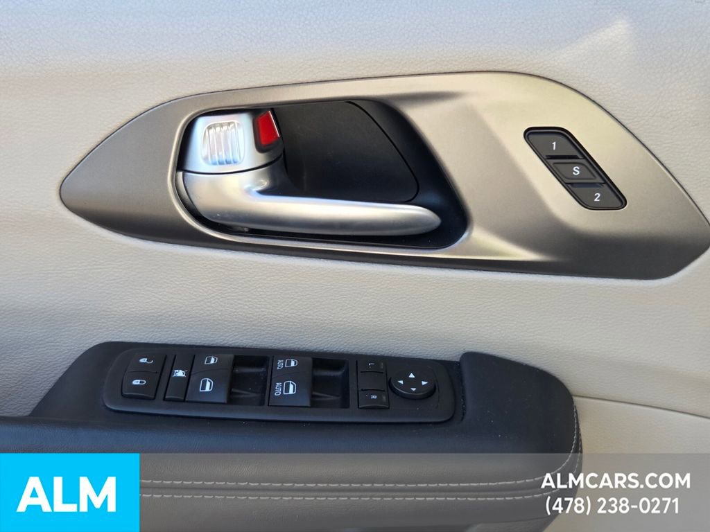 Used 2023 Chrysler Pacifica Touring-L image 29