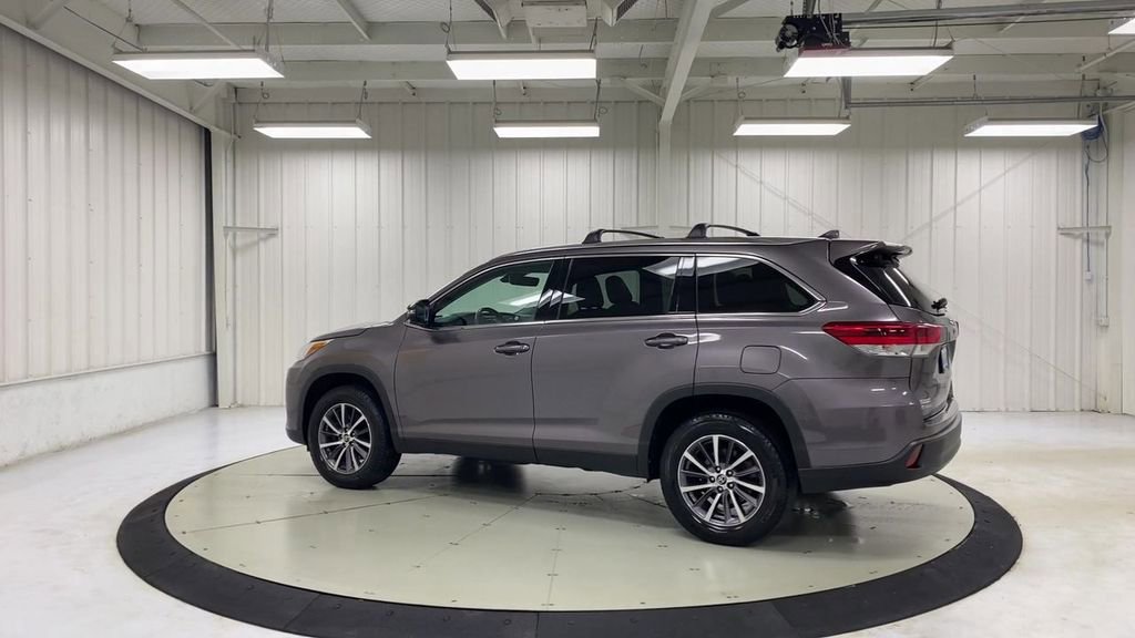 Used 2019 Toyota Highlander XLE FWD image 6