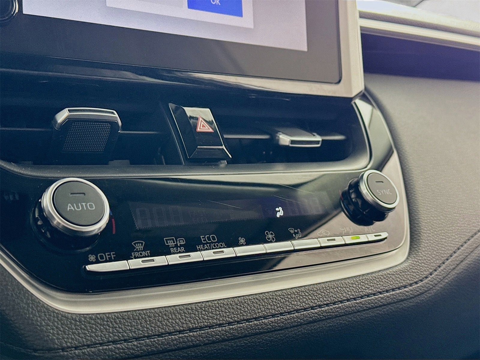 Used 2024 Toyota Corolla Cross XLE image 8