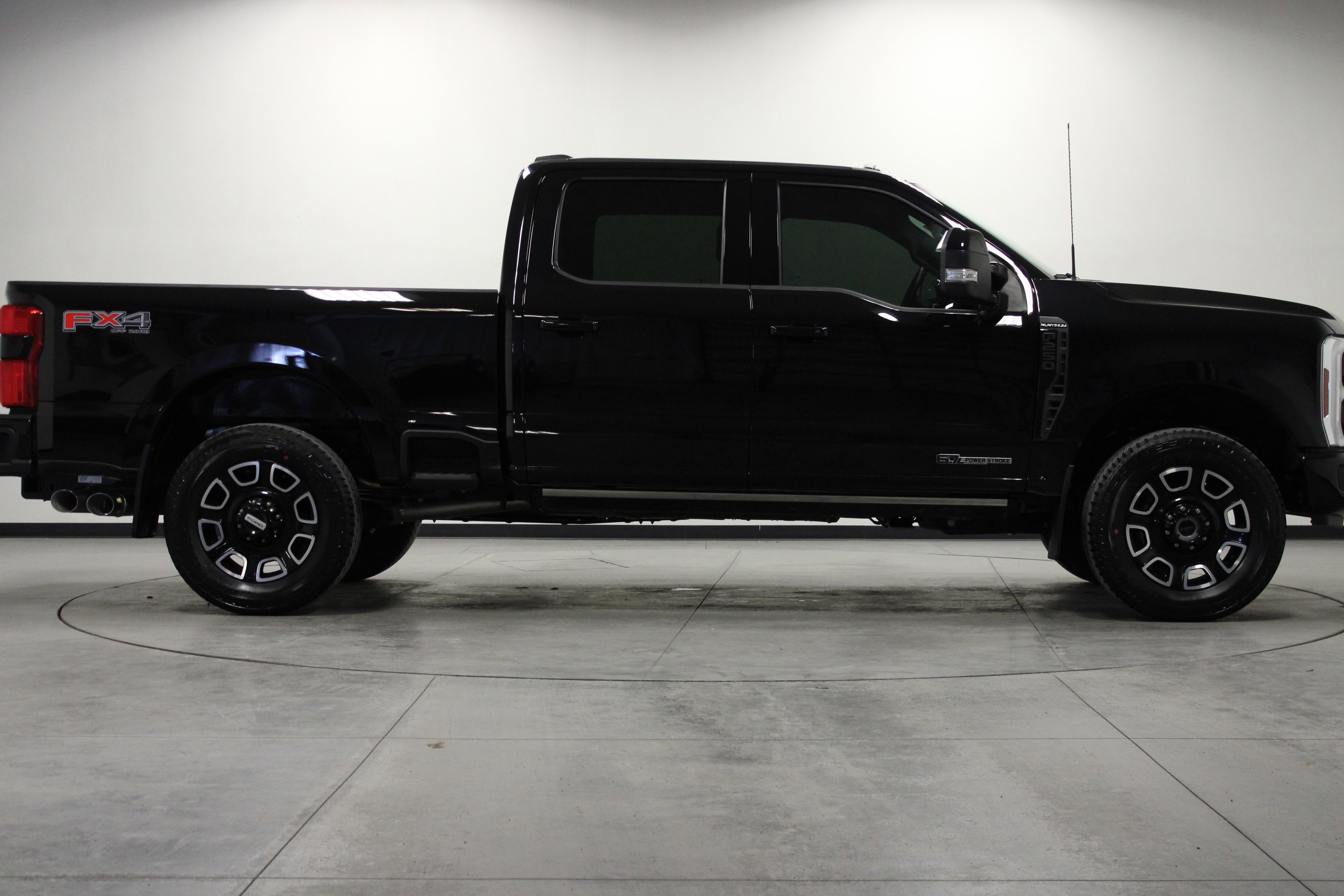 Used 2025 Ford F250 Platinum w/ FX4 Off-Road Package image 3