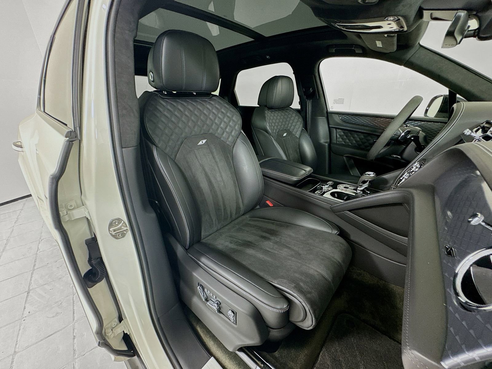 Certified 2022 Bentley Bentayga image 27