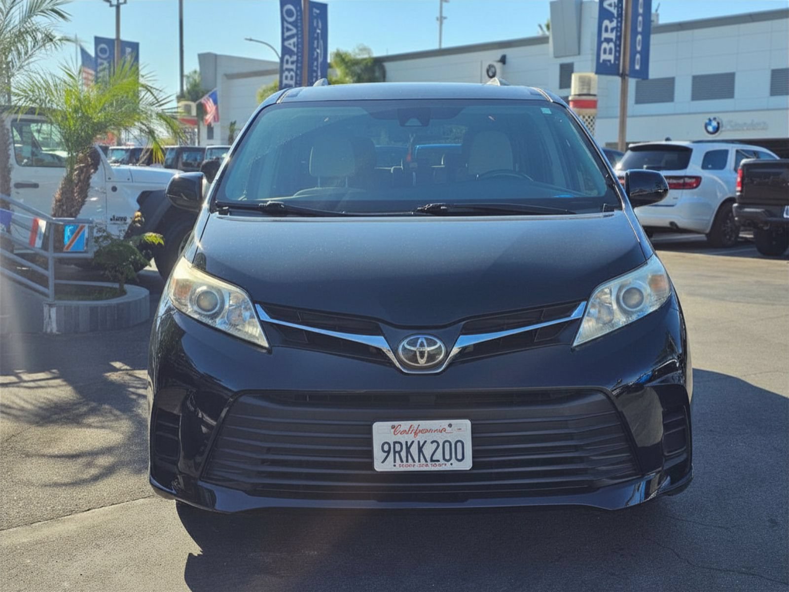 Used 2018 Toyota Sienna LE w/ Carpet Mat Package FWD image 2