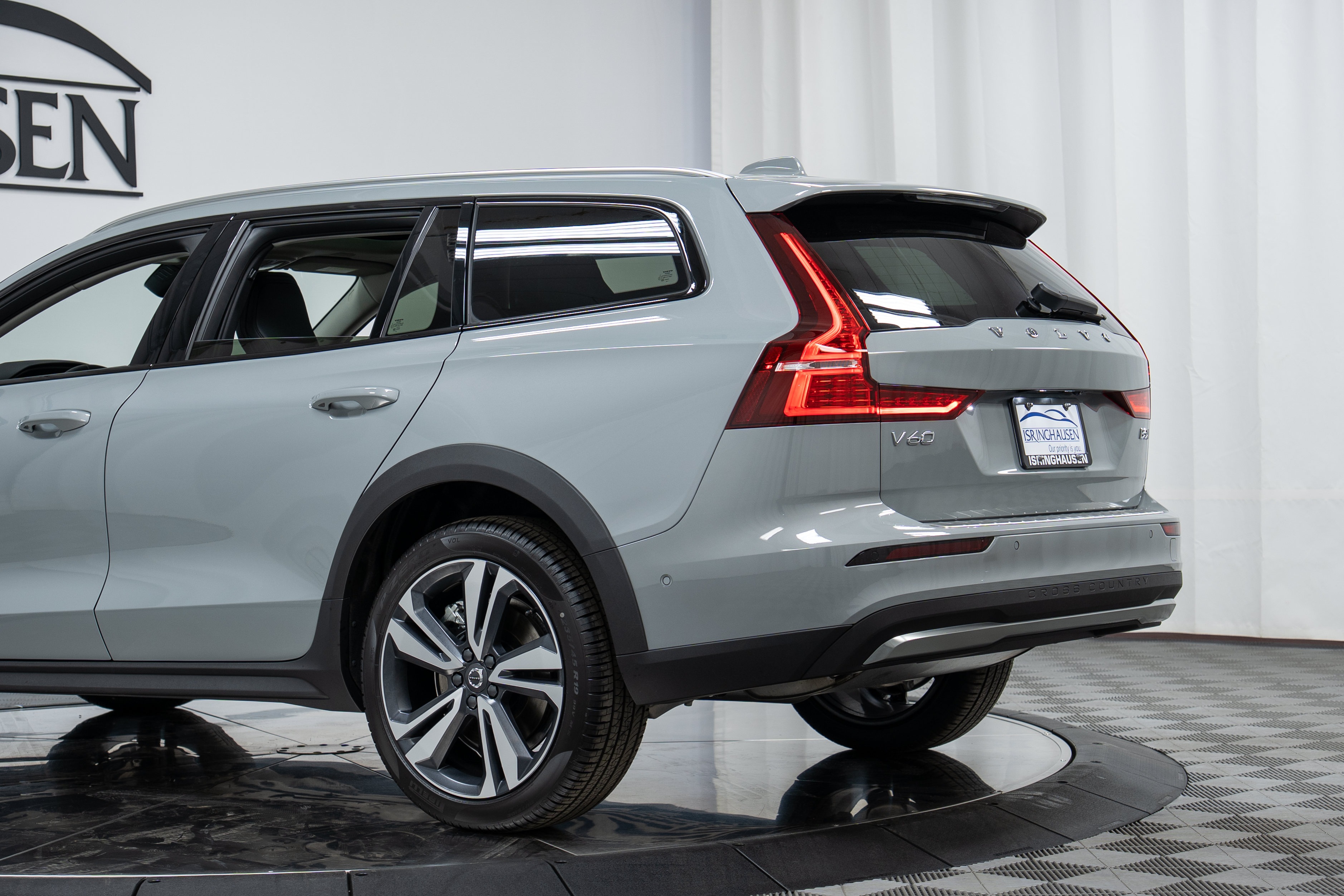 New 2026 Volvo V60 B5 Cross Country Plus w/ Climate Package AWD/4WD image 29